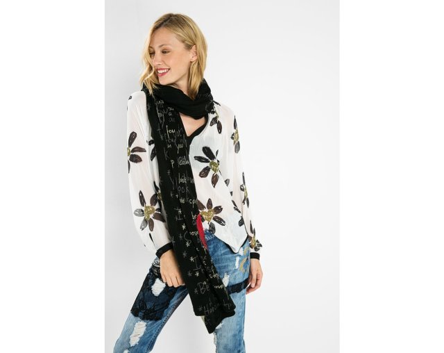 Desigual model wearing HEART SCARF. Fall-Winter 2015.