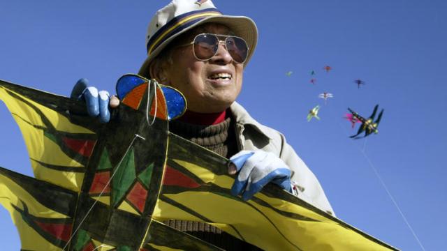 Photo by Annie Wells/Los Angeles Times. tyrus-with-kites-santa-monica-beach-annie-wells-l-a-times