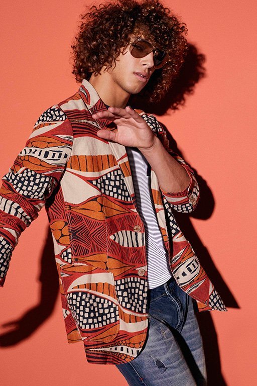 This men's blazer is simply called Blazer. Tribal patterns reflect the name of this season's collection: Global Traveller. This item is expected later in the season: Spring-Summer 2017 desigual-blazer-men-ss2017