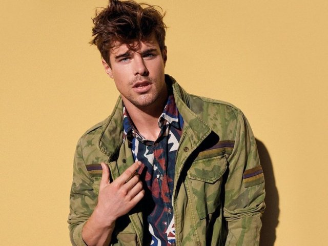 Desigual QUEPI jacket. Light floral camouflage with zip front, also snap-button front. Four large pockets and a drawstring cord inside at the waist. 100% cotton. $295.95. One of the key pieces for men from the Global Traveller collection, Spring-Summer 2017. desigual-quepi-jacket-295-95-ss2017-72e19a9